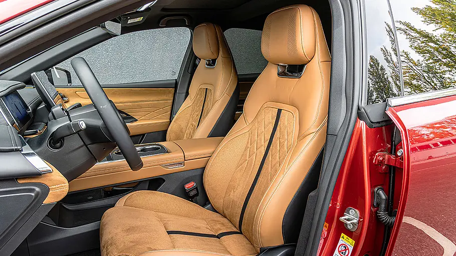 Die vorderen Sitze des Mazda6e.
