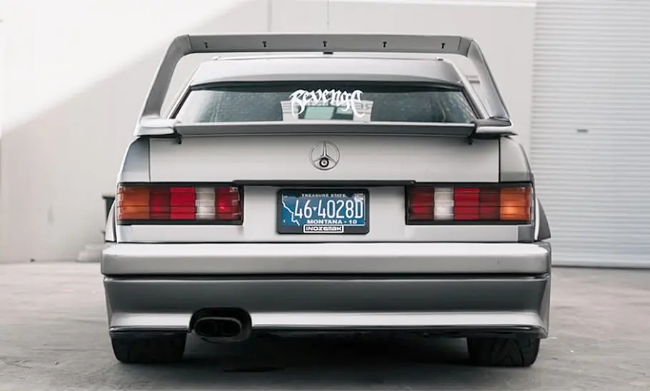 Der Mercedes 190 Evo II von Inozetek steht in einem Hof, von hinten fotografiert.