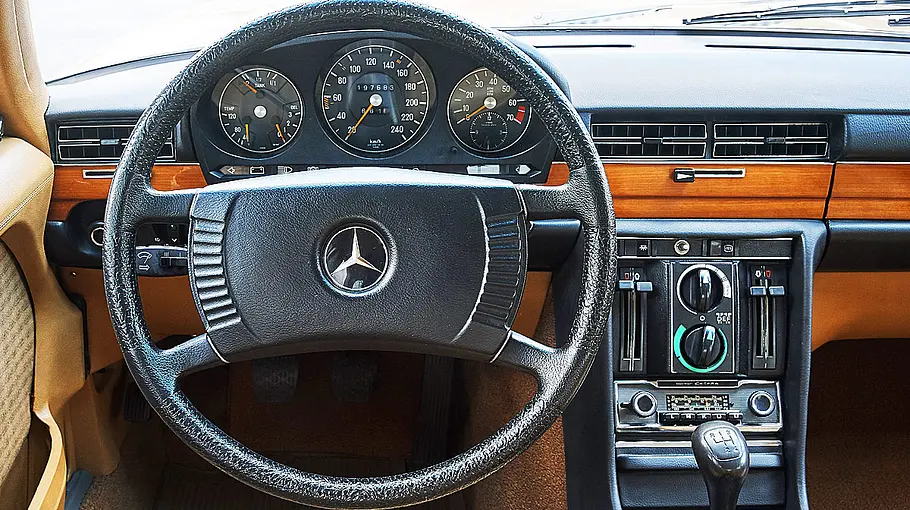 Das Cockpit des Mercedes 350 SE