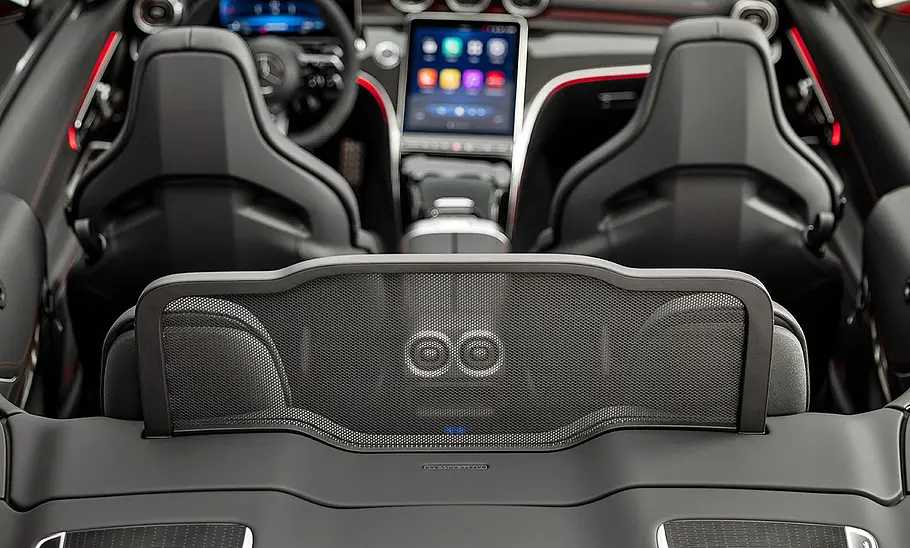 Mercedes-AMG CLE 53 Cabrio (2024) Mercedes-AMG CLE 53 Cabrio (2024); Interieur durch offenes Dach fotografiert