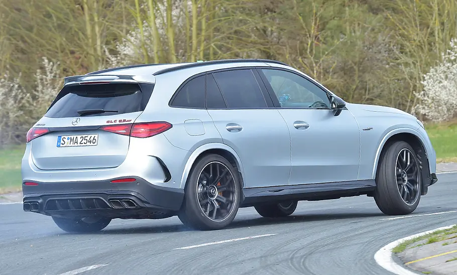 Mercedes-AMG GLC 63 S E Performance; eine Kurve driftend von hinten rechts