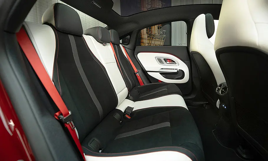 Mercedes CLA EQ (2025) Die Rücksitzbank des Mercedes CLA EQ (2025).