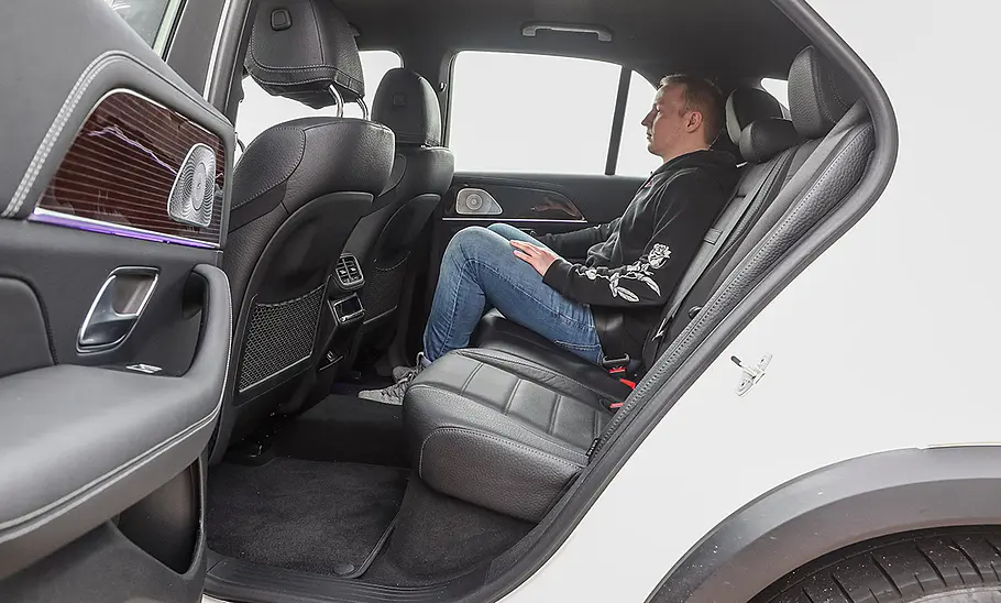 Mercedes GLE (2018) Eine Person sitzt im Fond des Mercedes GLE (2018).
