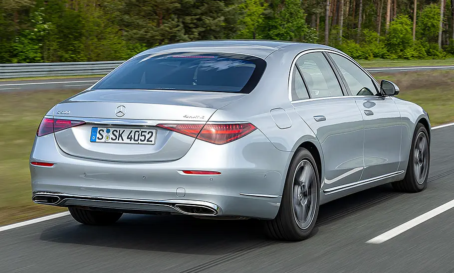 Mercedes S-Klasse lang; fahrend von hinten rechts