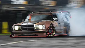 Getunter Mercedes S123 im Drift, fotografiert von schräg vorne. - Foto: Black Smoke Performance