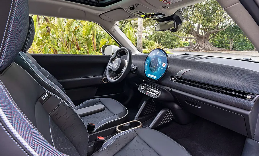 Mini Cooper SE (2024) Innenraum, Ansicht auf das Armaturenbrett und die Vordersitze