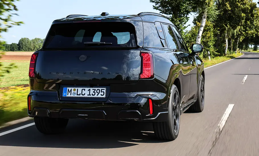 Mini Countryman; fahrend; Außenansicht; SUV; Heckansicht