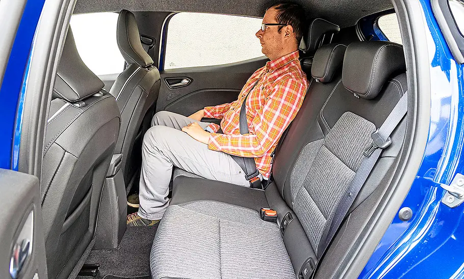 Blick auf die Fondsitze im Innenraum des Mitsubishi Colt.
