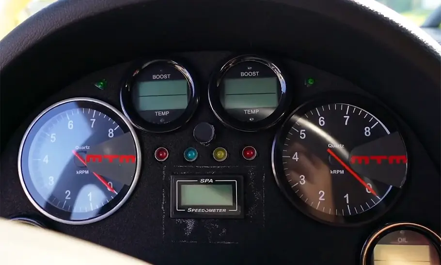 Instrumentenblock des MTM Audi TT bimoto mit doppelten Anzeigen, fotografiert von hinten.