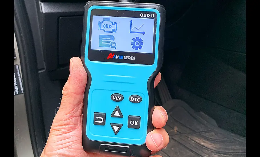 Naviemobi OBD II Der Naviemobi OBD II in der Hand des Autors fotografiert.