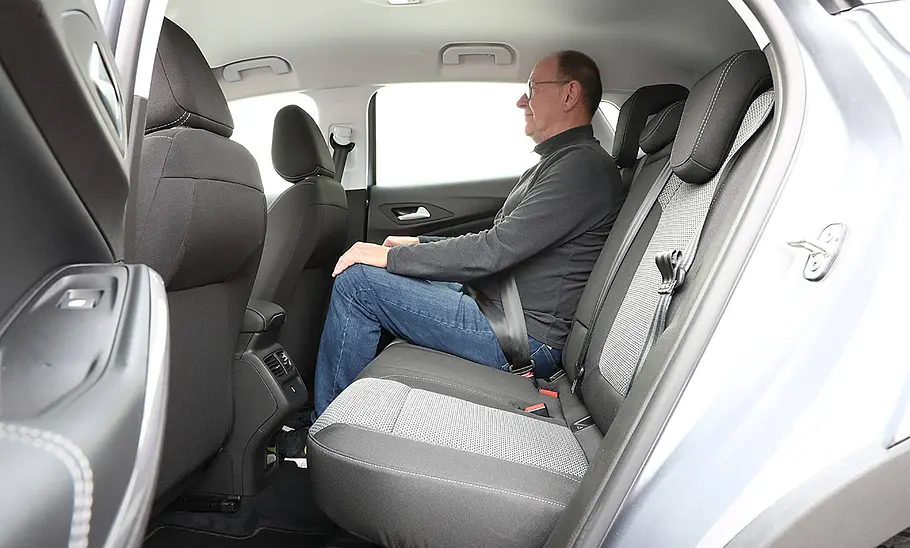 Opel Grandland (2021) Eine Person sitzt auf der Rücksitzbank des Opel Grandland (2021).