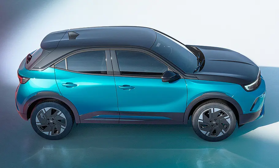 Der Opel Mokka Facelift (2025) von der rechten Seite in einer Studioumgebung fotografiert.