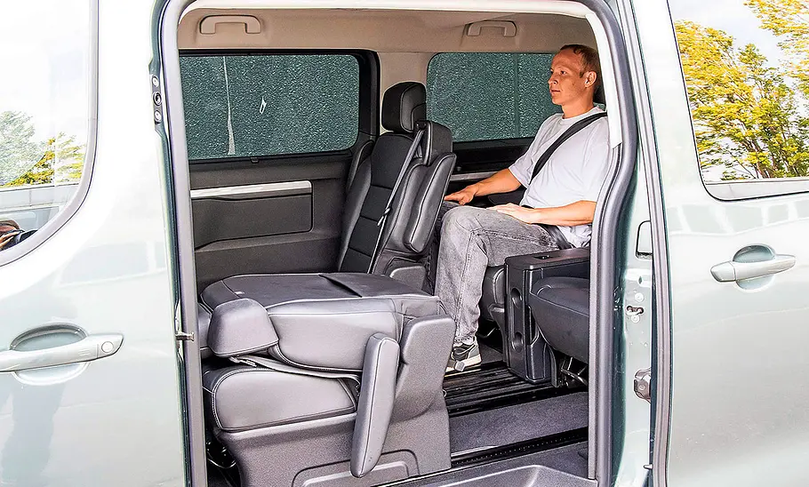 Blick durch die geöffnete Seiten-Schiebetür in den Fondabteil des Opel Zafira Electric.