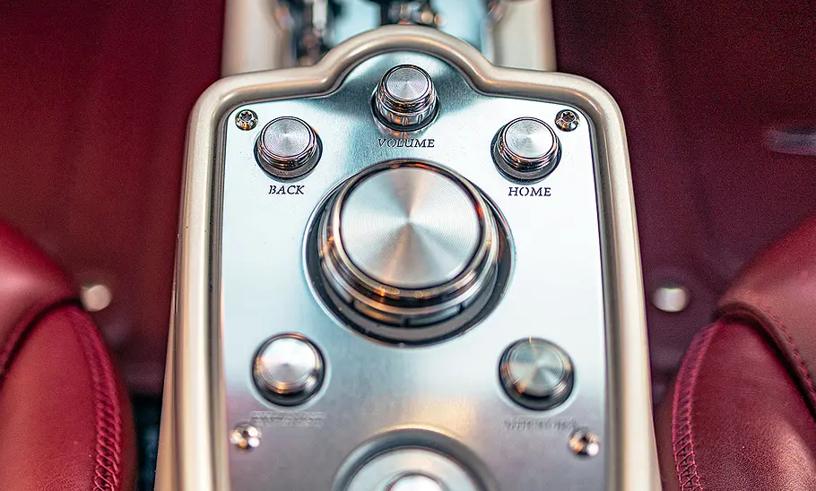 Pagani Utopia; altmodisch anmutende Schalter in der Mittelkonsole