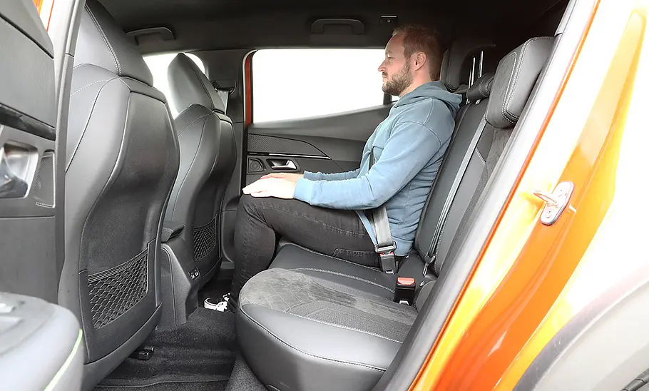 Peugeot 2008 (2019) Eine Person sitzt im Fond des Peugeot 2008 (2019).