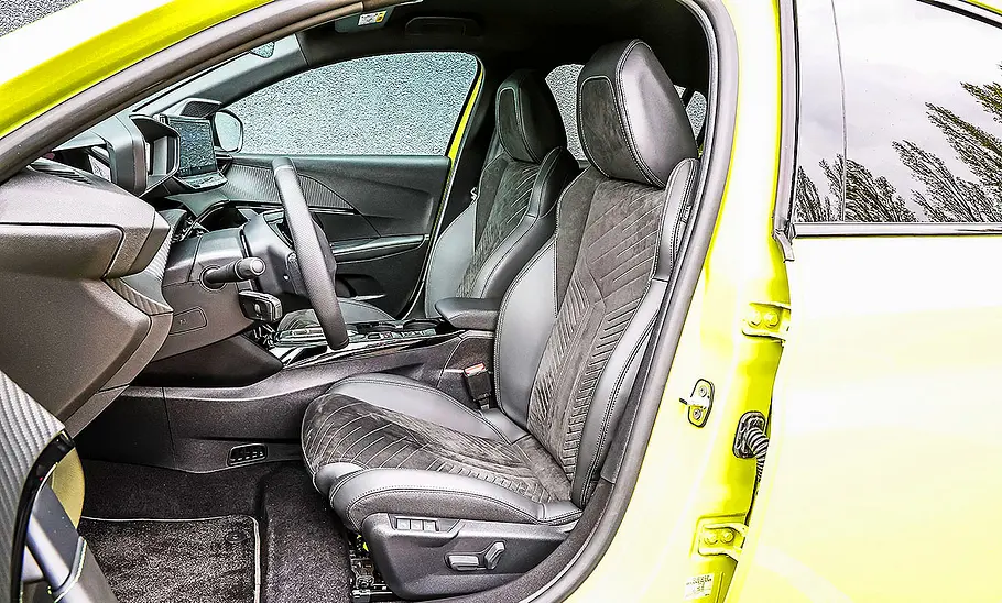 Blick auf die Vordersitze im Innenraum des Peugeot E-208.