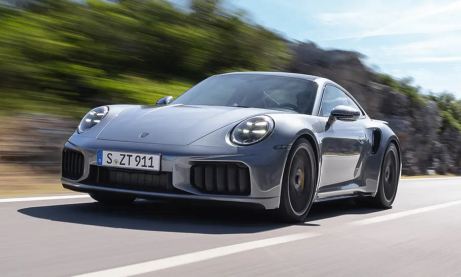 Blick von schräg vorne auf das fahrende Porsche 911 Turbo S Facelift (2025).