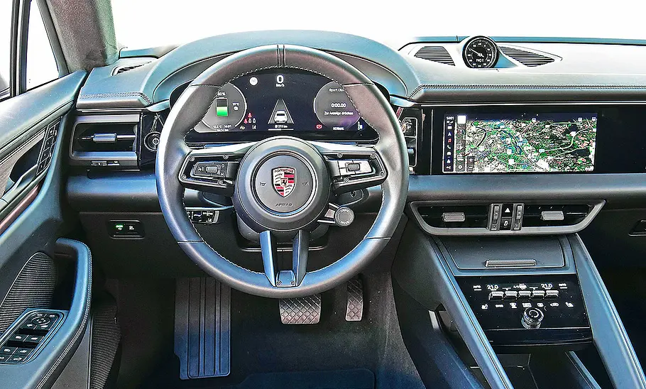 Porsche Macan Electric Blick auf die Armaturen im Innenraum des Porsche Macan Electric.
