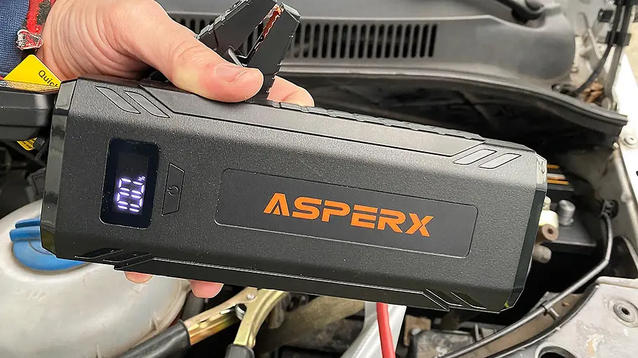 Die Asperx-Starthilfe-Powerbank im Test Die Asperx-Starthilfe-Powerbank in der Hand eines Testers.