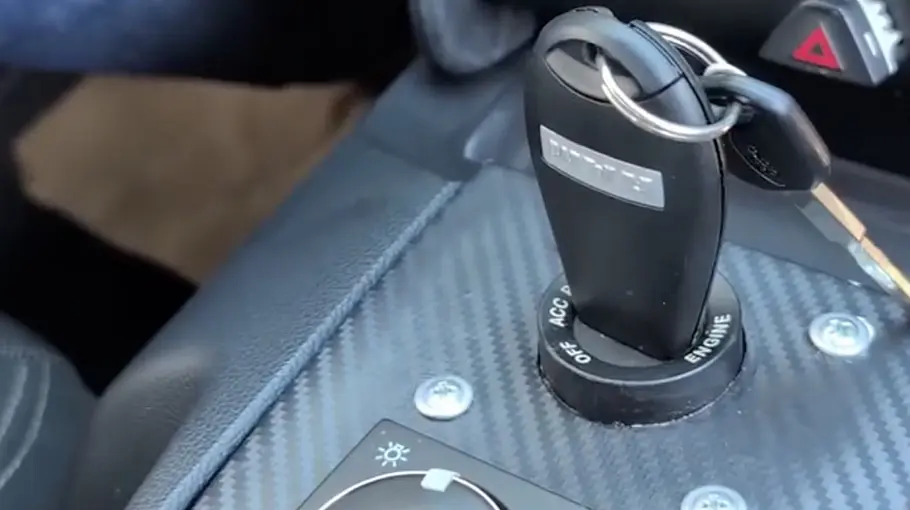 Dodge Ram + Ford Mustang = Rammus Das Rammus-Cockpit in der Draufsicht mit Zündschlüssel.