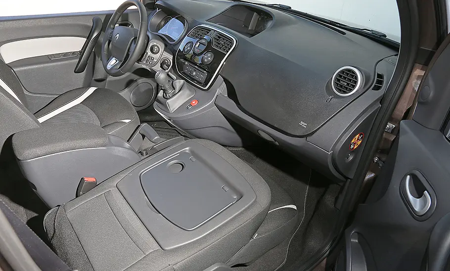 Die vorderen Sitze und das Armaturenbrett des Renault Kangoo (2013).