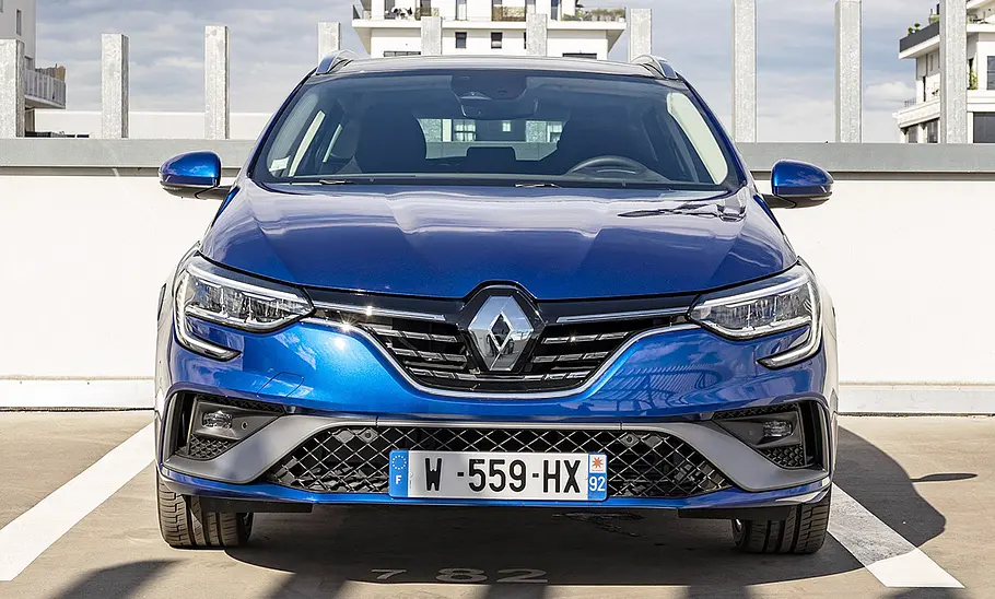 Renault Megane Grandtour (2020) Der Renault Megane Grandtour (2020) steht auf einem Parkplatz, von vorne fotografiert.