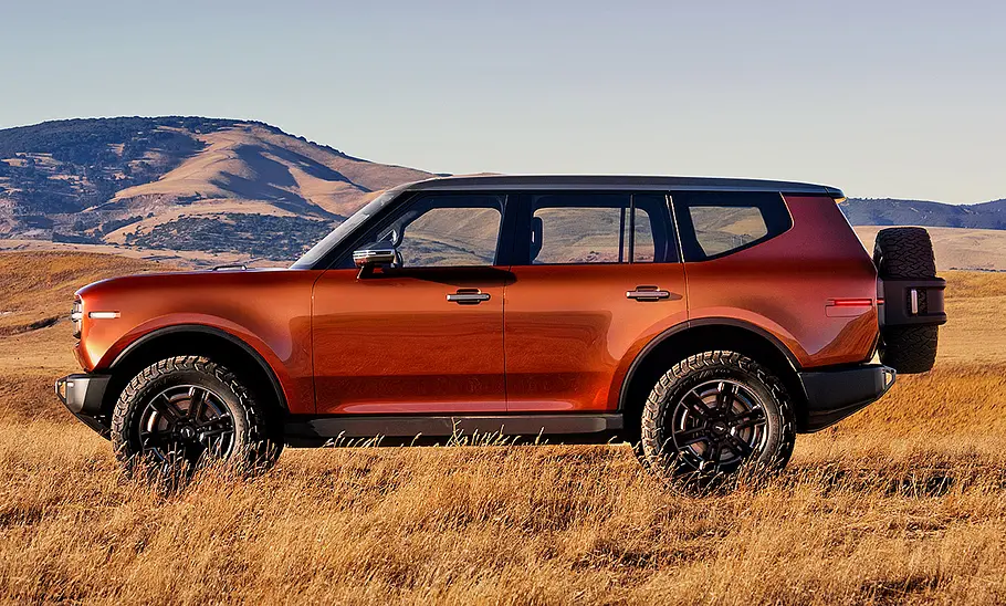 Scout Taveler Concept (2024) stehend, in der Steppe, Ansicht von der linken Seite.