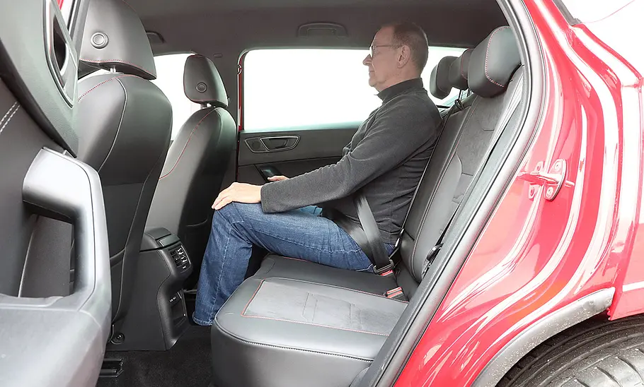 Eine Person sitzt im Fond des Seat Ateca (2020).