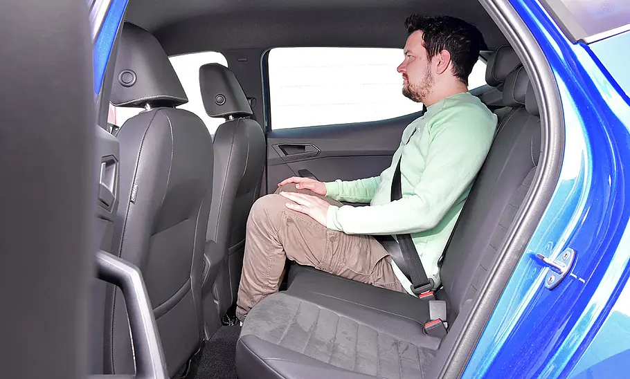 Ein Mann sitzt im Fond des Seat Ibiza (2021).