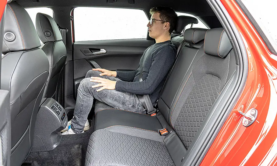 Seat Leon Sportstourer (2020) Eine Person sitzt im Fond des Seat Leon Sportstourer (2020).