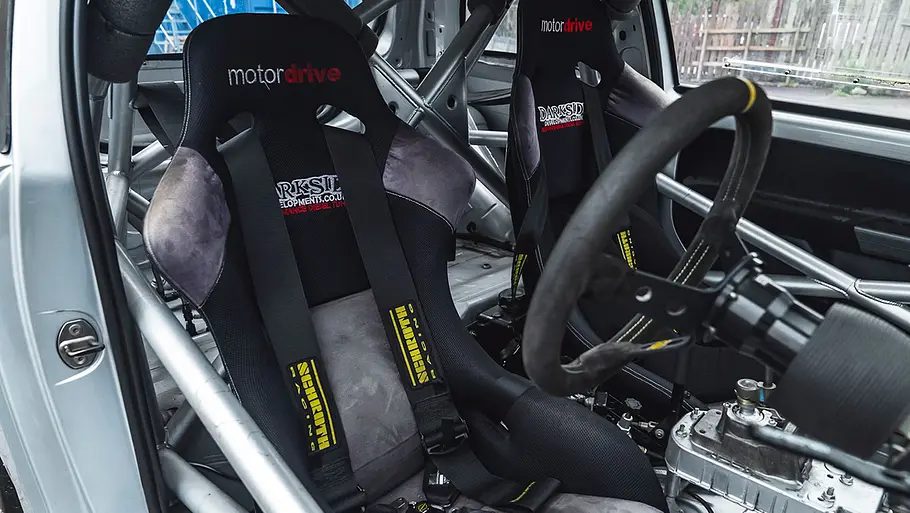 Der Innenraum des Skoda Citigo Darkside mit Schalensitzen und Überrollkäfig.