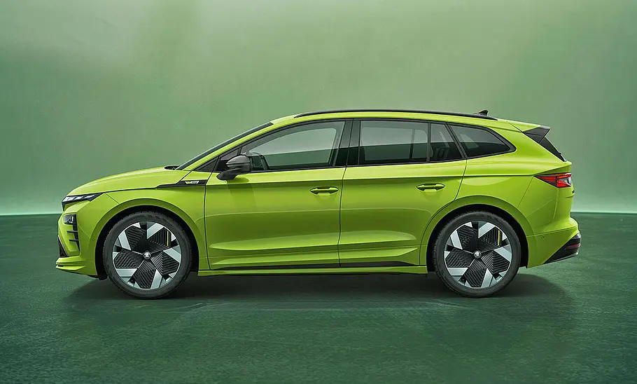 Skoda Enyaq RS Facelift (2025) Skoda Enyaq RS Facelift (2025) steht im Studio, Ansicht von der linken Seite.