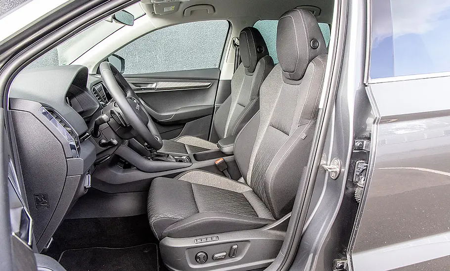 Die vorderen Sitze des Skoda Karoq.