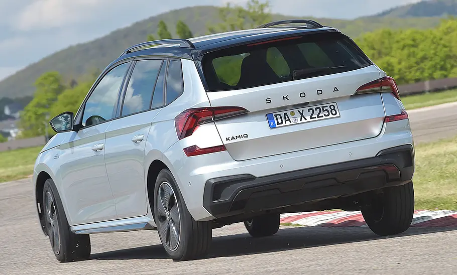 Skoda Kamiq; fahrend von hinten links