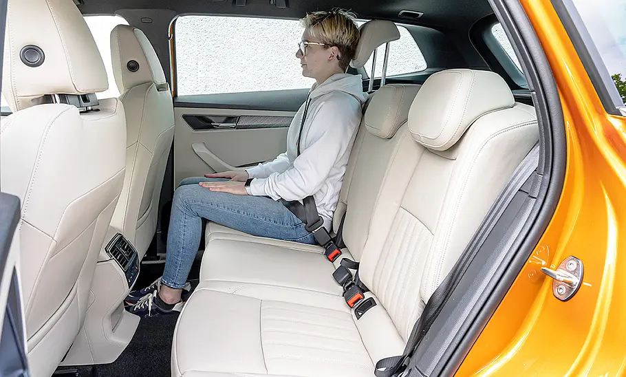 Skoda Karoq (2021) Eine Person sitzt auf der Rückbank des Skoda Karoq (2021).