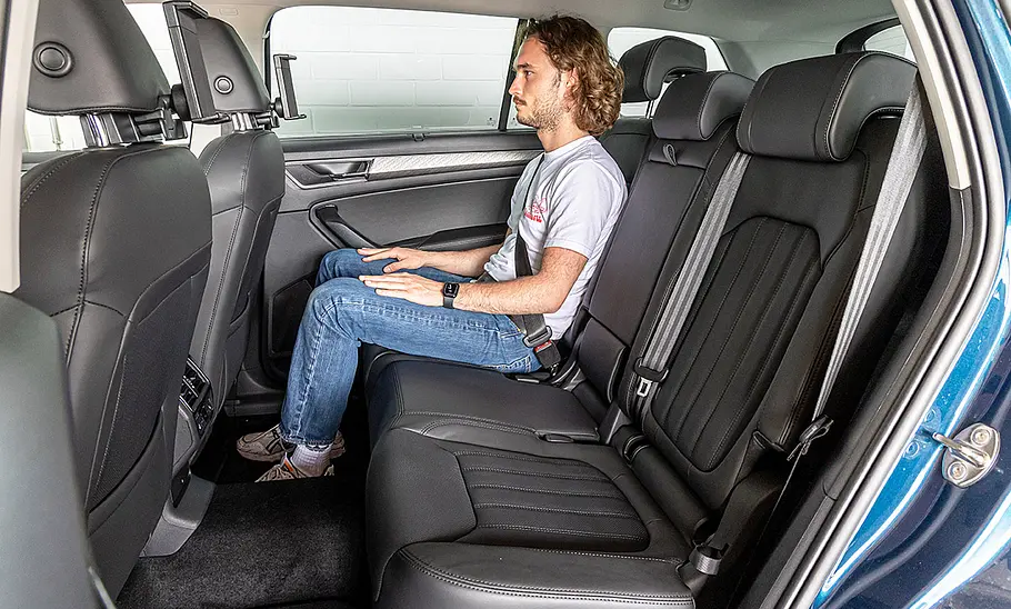 Skoda Kodiaq (2021) Eine Person sitzt im Fond des Skoda Kodiaq (2021).