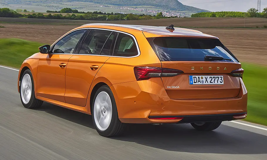 Skoda Octavia Combi Facelift (2024) Skoda Octavia Combi Facelift (2024) fahrend, von schräg hinten