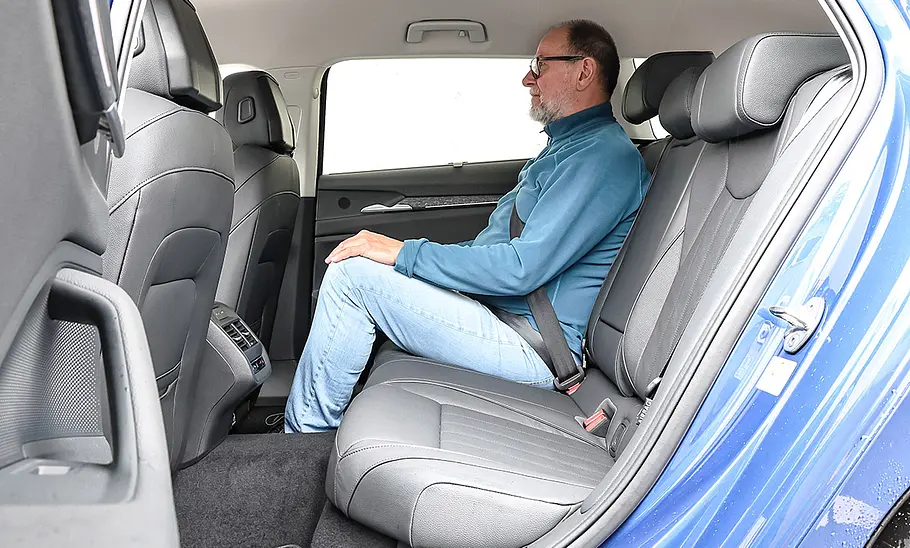 Skoda Superb Combi; Rücksitzbank mit Person auf dem rechten Platz