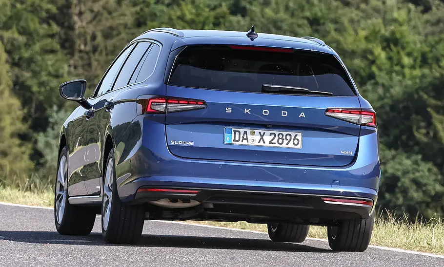 Skoda Superb Combi; fahrend von hinten