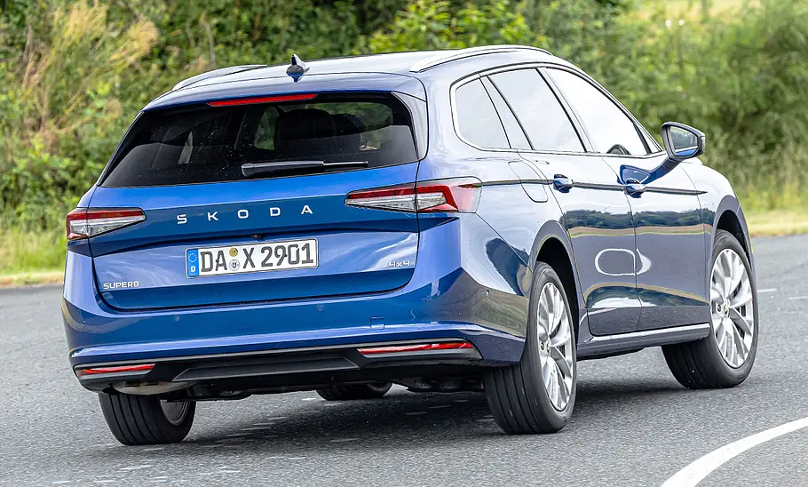 Skoda Superb Combi; fahrend von hinten