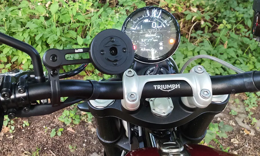 Handyhalter SP Connect Moto Bundle im Test, fotografiert ohne Handy am Lenker eines Motorrads in hoher Position.