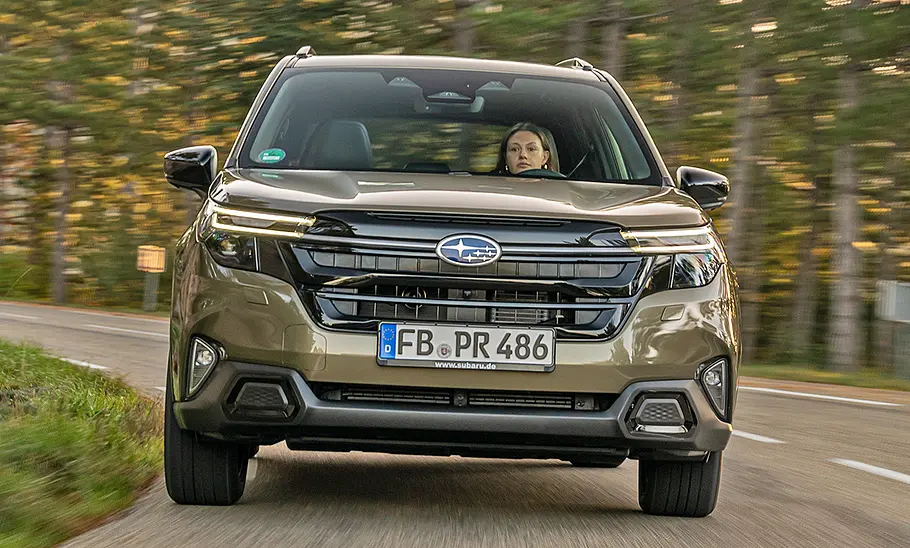 Subaru Forester (2025) Subaru Forester (2025) fährt auf einer Landstraße, Ansicht von vorne.