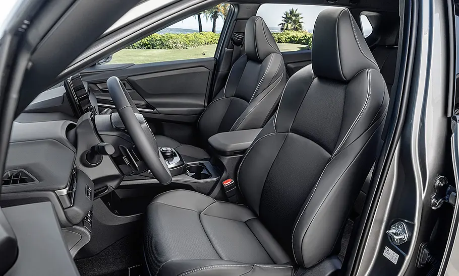 Die vorderen Sitze des Toyota bZ4X Facelift.