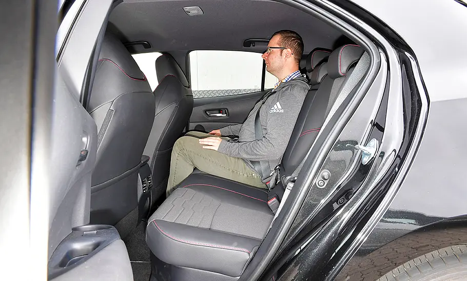 Toyota Corolla (2019) Eine Person sitzt im Fond des Toyota Corolla (2019).