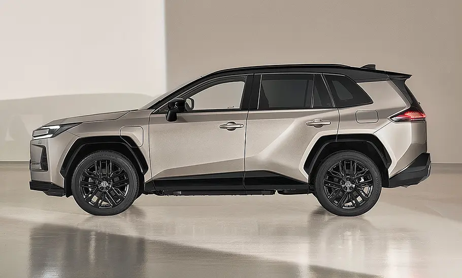 Toyota RAV4 (2026) steht im Studio, Ansicht von der linken Seite.