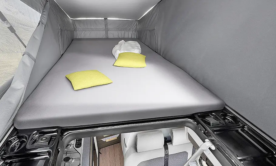 Van Tourer 540 D Das Bett im Aufstelldach des Van Tourer 540 D (2025).