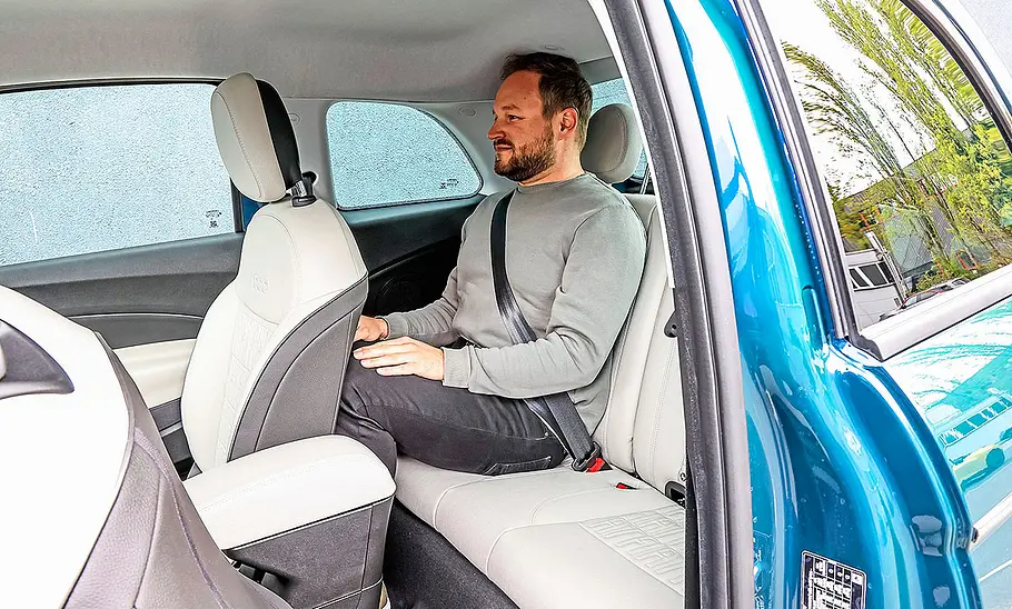 Blick auf die Fondsitze im Innenraum des Fiat 500 Elektro.