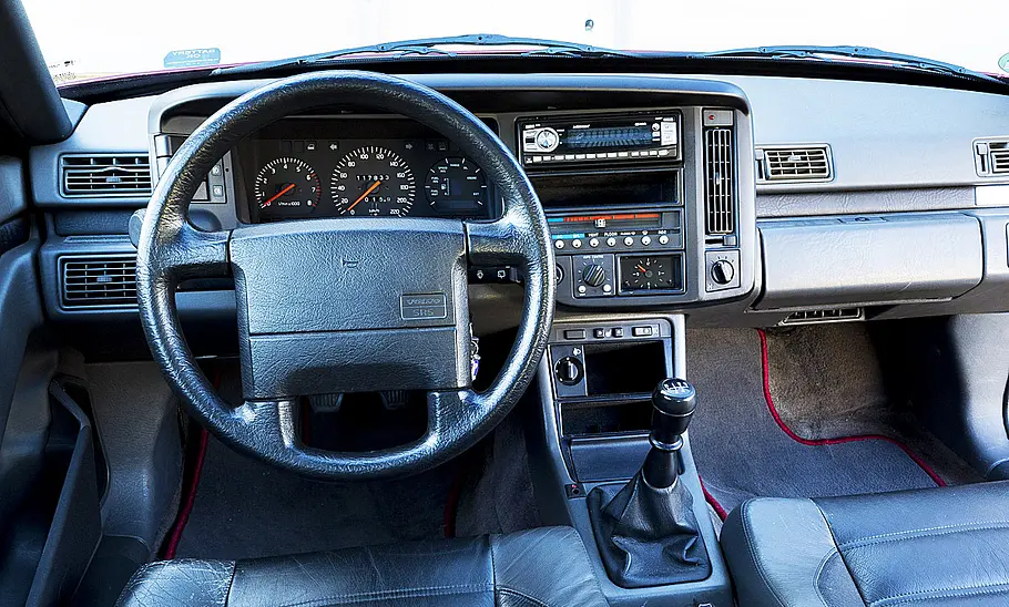 Das Cockpit des Volvo 480 2.0.