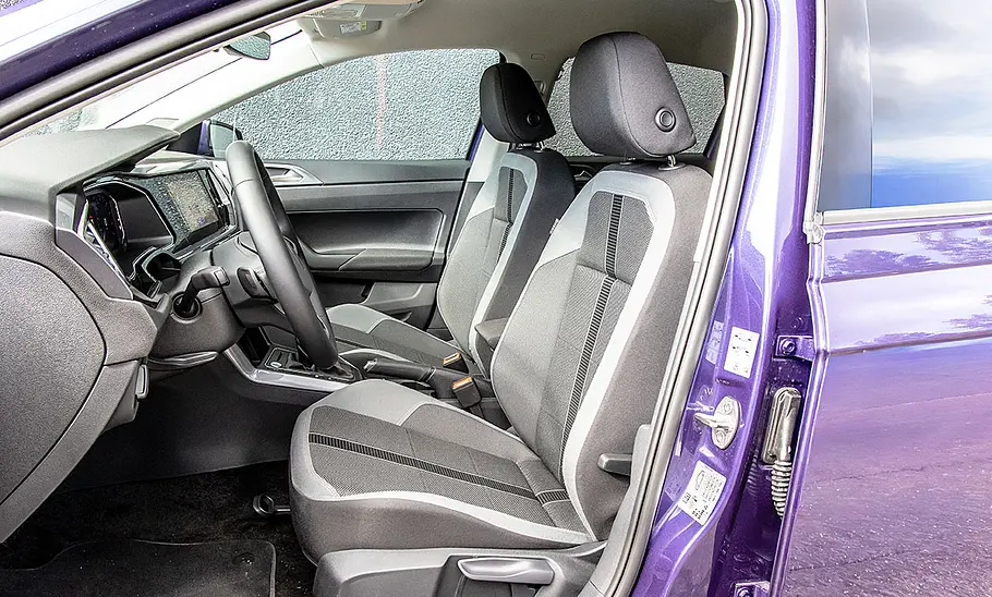 Die vorderen Sitze des VW Polo.