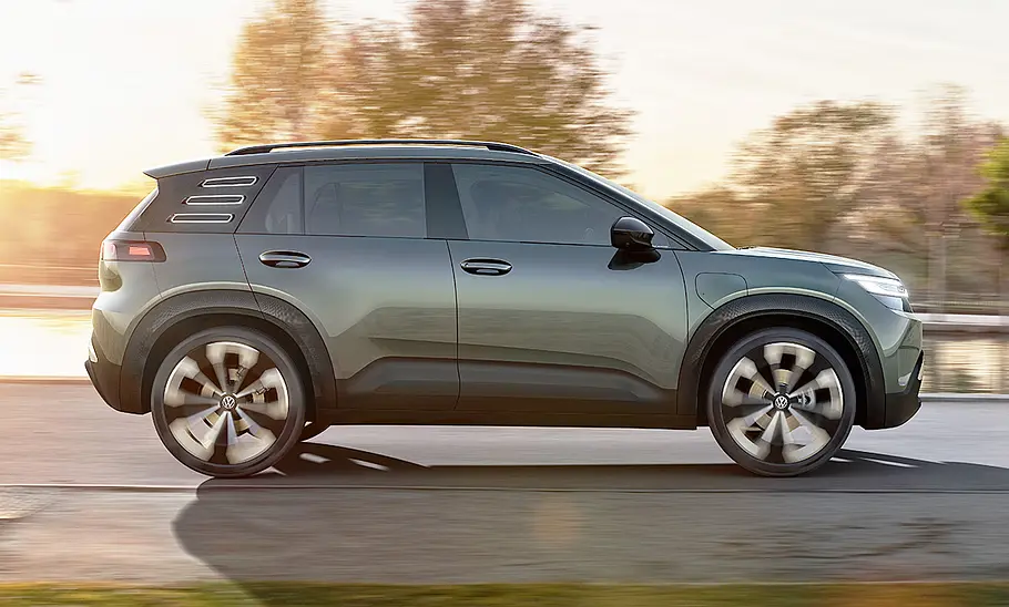 Das VW ID. Cross Concept (2025) fahrend von der Seite fotografiert.